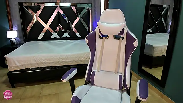 Linda4Petite online show from March 2025 06:18:01 PM