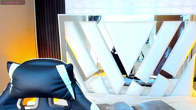 Linda4Petite online show from September 2025 06:00:01 PM