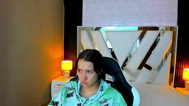 Linda4Petite online show from November 2025 12:51:01 PM