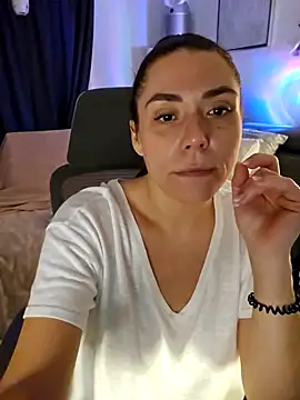 Snapshot of Ellie-L-Elizabeth chatting on February 2025 10:50:01 PM Ellie-L-Elizabeth online show from February 2025 10:50:01 PM