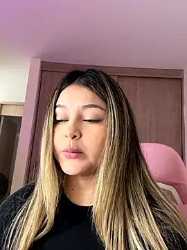 lunablossom  online show from October 2025 03:13:01 PM