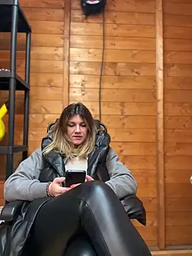 Snapshot of DaisyVibesss chatting on January 2025 03:49:02 PM DaisyVibesss online show from January 2025 03:49:02 PM