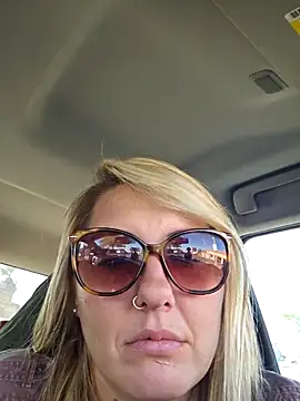 Snapshot of SheIsSomething chatting on January 2025 10:33:01 PM SheIsSomething online show from January 2025 10:33:01 PM