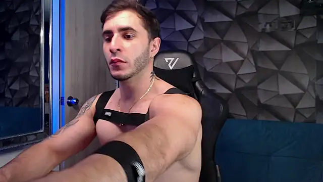 Snapshot of Latino_stud4u chatting on October 2025 01:27:01 AM Latino stud4u online show from October 2025 01:27:01 AM