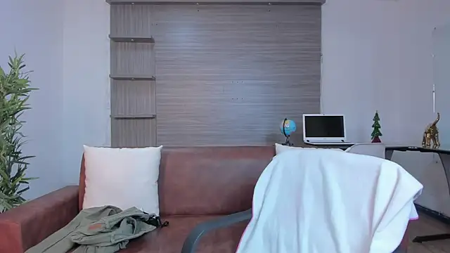 Snapshot of miataylorr1 chatting on December 2024 11:44:01 AM miataylorr1 online show from December 2024 11:44:01 AM