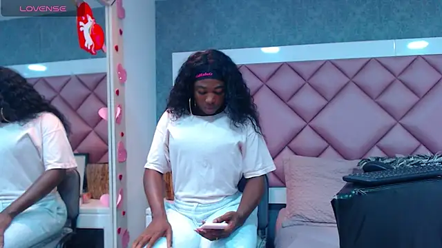 Snapshot of DanielaDuff chatting on November 2025 05:48:02 PM DanielaDuff online show from November 2025 05:48:02 PM