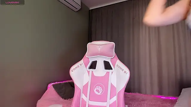 Snapshot of JenniferQueen11 chatting on October 2025 07:59:02 AM JenniferQueen11 online show from October 2025 07:59:02 AM