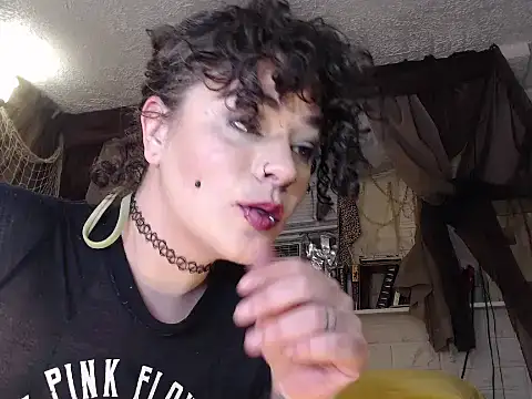 Snapshot of MaxiMillz chatting on November 2025 03:38:02 AM MaxiMillz online show from November 2025 03:38:02 AM