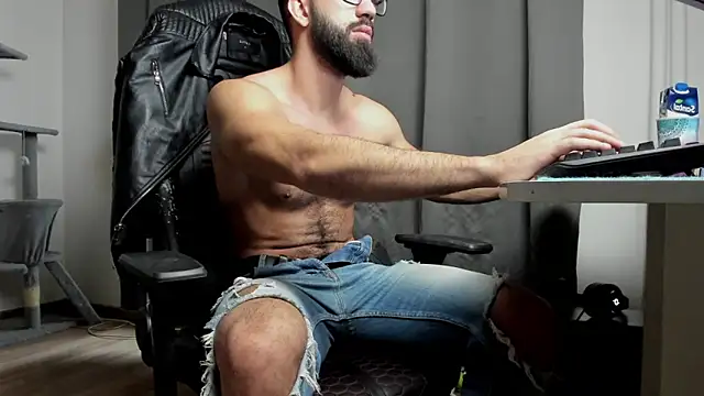 Snapshot of liamaesthetic chatting on February 2025 07:29:02 AM liamaesthetic online show from February 2025 07:29:02 AM