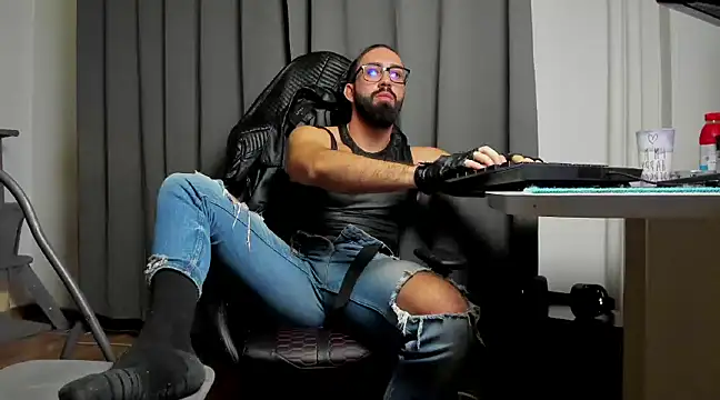 Snapshot of liamaesthetic chatting on March 2025 09:43:02 PM liamaesthetic online show from March 2025 09:43:02 PM