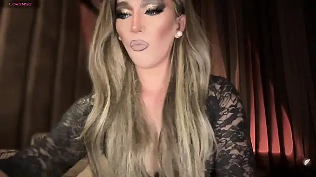 Snapshot of Lo_la_69 chatting on September 2025 04:17:02 AM Lo la 69 online show from September 2025 04:17:02 AM