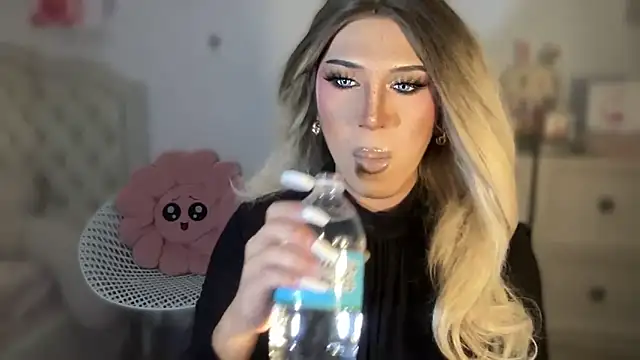 Snapshot of Ts_glamxxxx chatting on October 2025 12:19:02 AM Ts glamxxxx online show from October 2025 12:19:02 AM