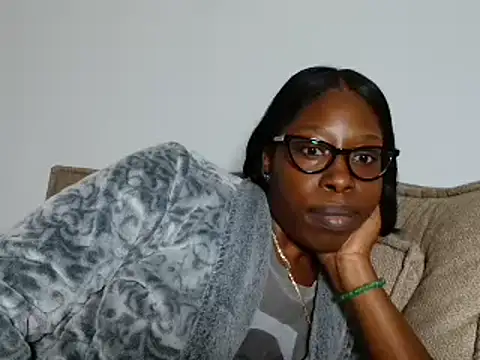 Snapshot of MadamIndigo chatting on November 2025 04:01:02 AM MadamIndigo online show from November 2025 04:01:02 AM