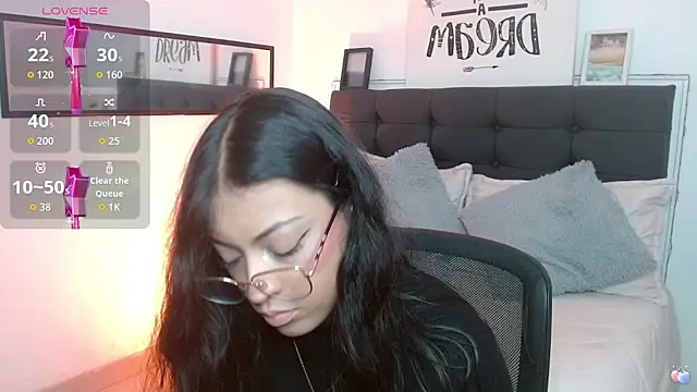 vaness weet online show from October 2025 07:34:01 PM