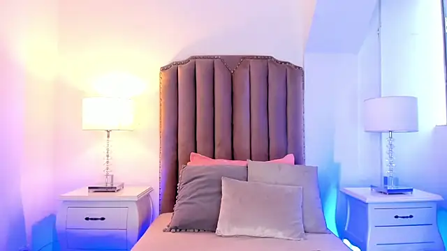 Emma Torres   online show from December 2024 12:00:02 PM