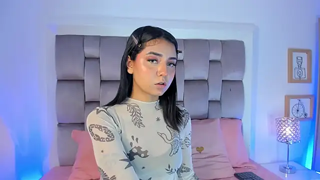 Emma Torres   online show from December 2024 12:12:02 PM