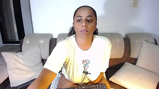 Snapshot of BellaKarla chatting on September 2025 03:21:01 AM BellaKarla online show from September 2025 03:21:01 AM