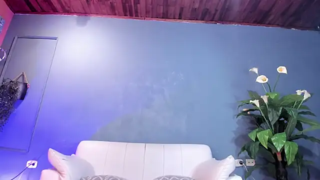 mensia hernandz online show from December 2024 01:40:01 PM