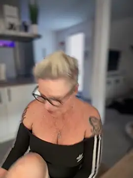 German Milf online show from October 2025 01:23:01 PM