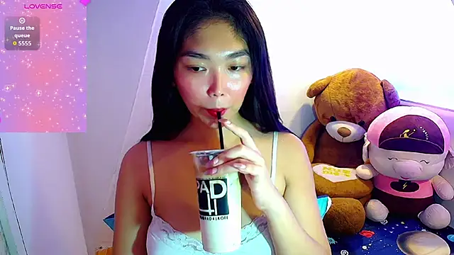 TR4NSCUTI3 online show from October 2025 05:11:01 PM