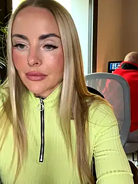 Snapshot of EmaSalis chatting on October 2025 09:32:02 AM EmaSalis online show from October 2025 09:32:02 AM