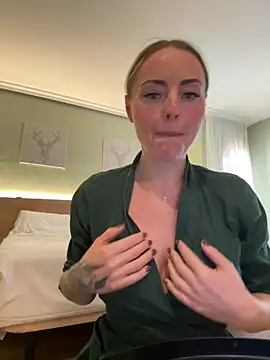 Snapshot of EmaSalis chatting on October 2025 09:02:01 AM EmaSalis online show from October 2025 09:02:01 AM