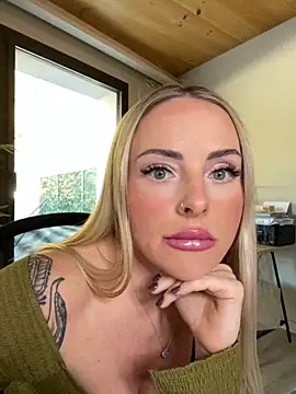 Snapshot of EmaSalis chatting on November 2025 11:00:01 AM EmaSalis online show from November 2025 11:00:01 AM