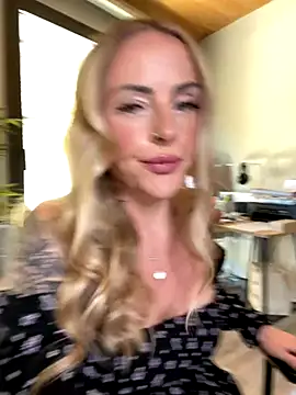 Snapshot of EmaSalis chatting on November 2025 12:15:01 PM EmaSalis online show from November 2025 12:15:01 PM