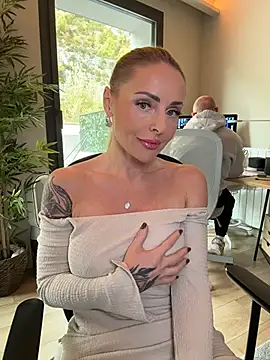 Snapshot of EmaSalis chatting on November 2025 11:09:01 AM EmaSalis online show from November 2025 11:09:01 AM