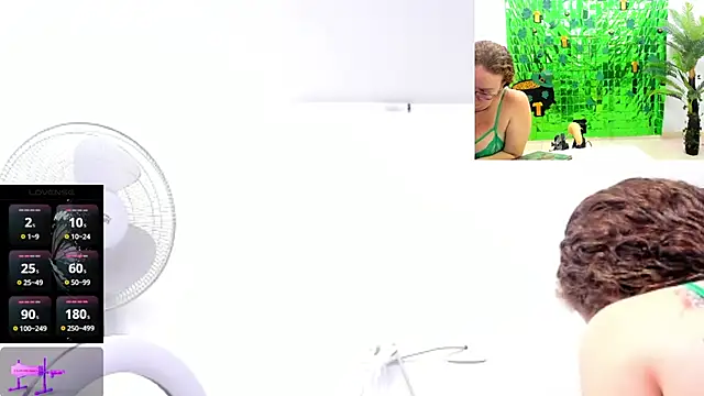 Paulina Davis  online show from March 2025 11:00:02 PM