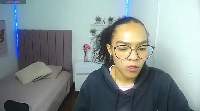 Nina lovee  online show from December 2024 01:32:02 PM
