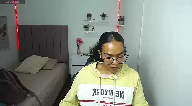 Nina lovee  online show from February 2025 05:58:02 PM