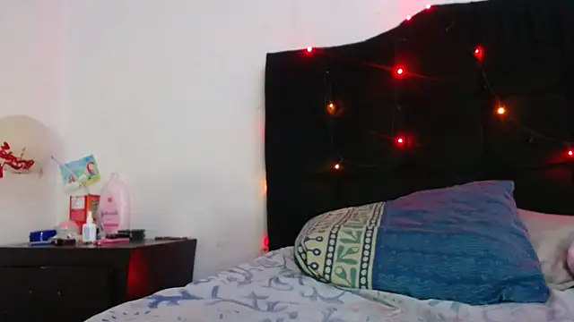 Snapshot of Emmily_Fox chatting on February 2025 11:13:02 PM Emmily Fox online show from February 2025 11:13:02 PM