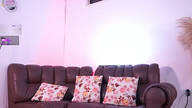 lara giraldo online show from October 2025 11:58:01 PM