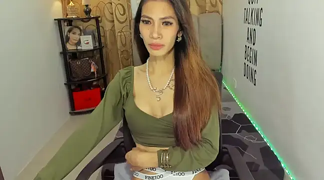 Trixie Mattel21 online show from December 2024 11:13:02 PM