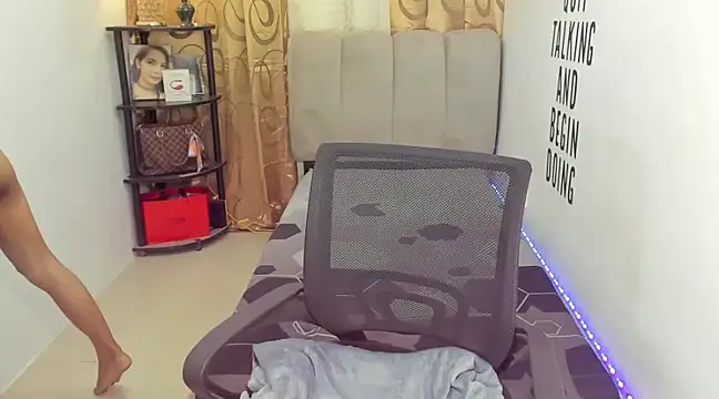 Trixie Mattel21 online show from December 2024 02:04:02 AM