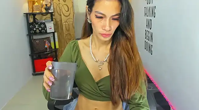 Trixie Mattel21 online show from December 2024 01:58:01 AM