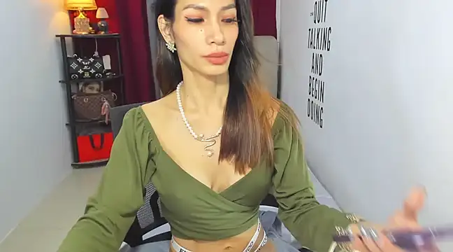 Trixie Mattel21 online show from March 2025 09:48:02 PM