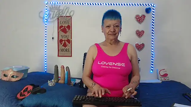 Snapshot of loquitaqueen011 chatting on January 2025 10:18:01 PM loquitaqueen011 online show from January 2025 10:18:01 PM