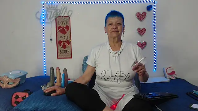 Snapshot of loquitaqueen011 chatting on January 2025 11:54:01 PM loquitaqueen011 online show from January 2025 11:54:01 PM