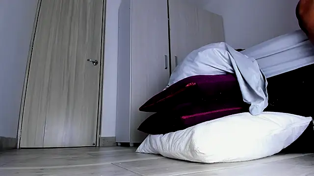 Skarleth69 online show from November 2025 02:11:02 AM