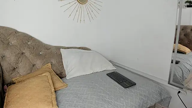 Snapshot of Naughty__Mom chatting on February 2025 09:32:01 AM Naughty Mom online show from February 2025 09:32:01 AM