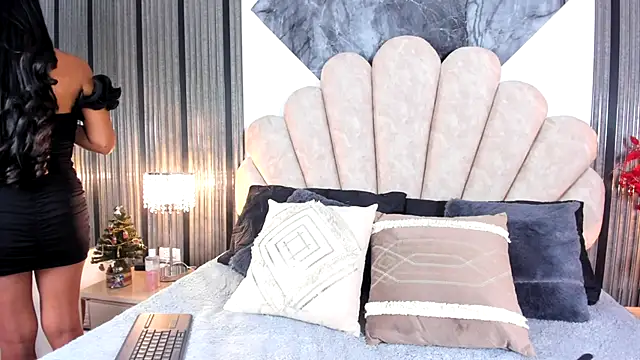 Snapshot of Naughty__Mom chatting on December 2025 12:10:01 PM Naughty Mom online show from December 2025 12:10:01 PM