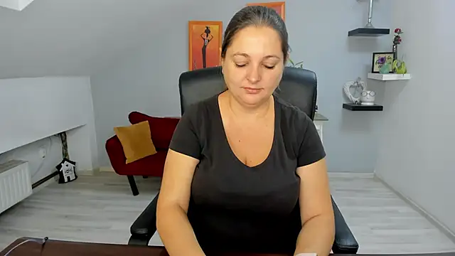 LollaGirl online show from October 2025 03:15:01 AM