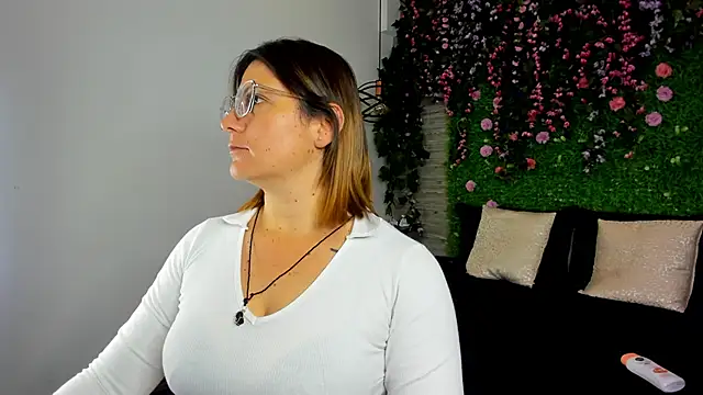 SarahDeyvis online show from November 2025 01:00:01 PM