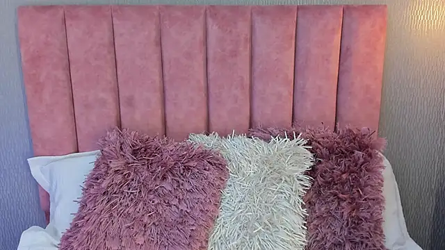 Alexa Thaylor  online show from October 2025 03:21:01 PM