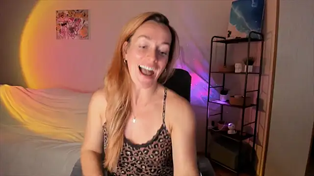 Snapshot of RebeccaMartinez chatting on October 2025 11:44:01 AM RebeccaMartinez online show from October 2025 11:44:01 AM