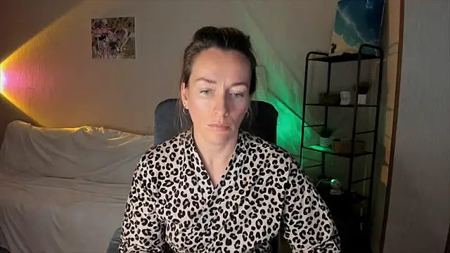 Snapshot of RebeccaMartinez chatting on October 2025 09:28:01 AM RebeccaMartinez online show from October 2025 09:28:01 AM