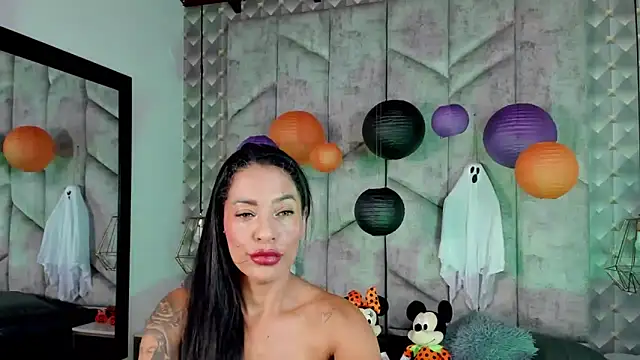 NiicolleMiller online show from October 2025 05:45:02 PM