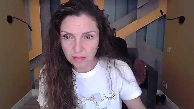 Snapshot of EllaLong chatting on October 2025 11:31:02 AM EllaLong online show from October 2025 11:31:02 AM